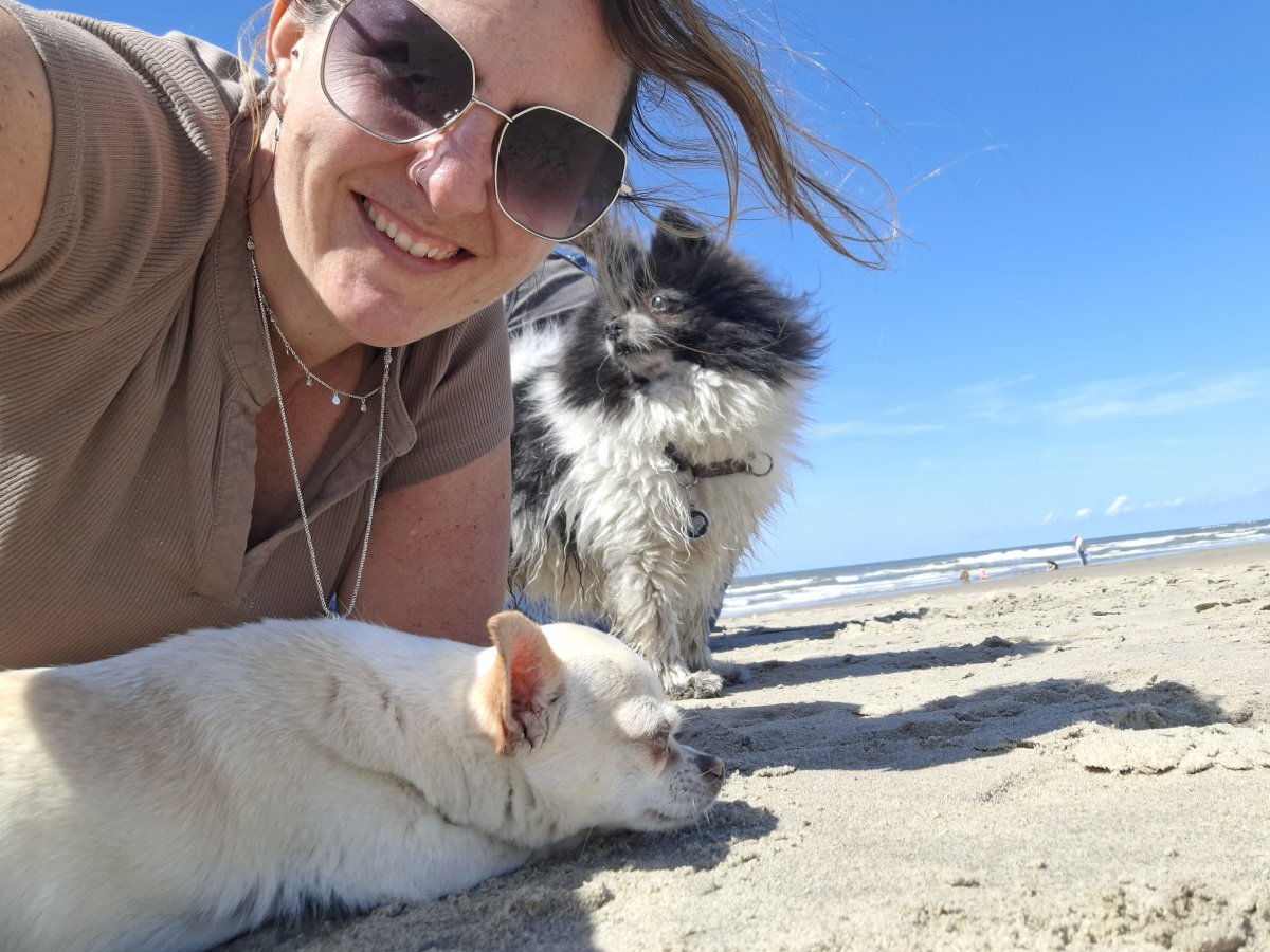 Petra mit ihren Hunden am Strand